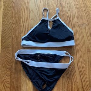 Cikada Austrália black and white high neck bikini